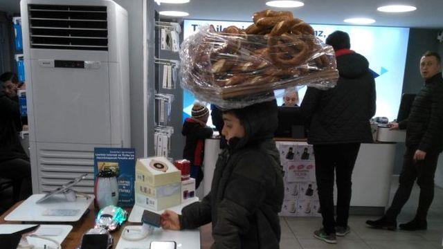 Akranları Karne Almaya Hazırlanırken Başında Simit Tablası ile Teşhir ...