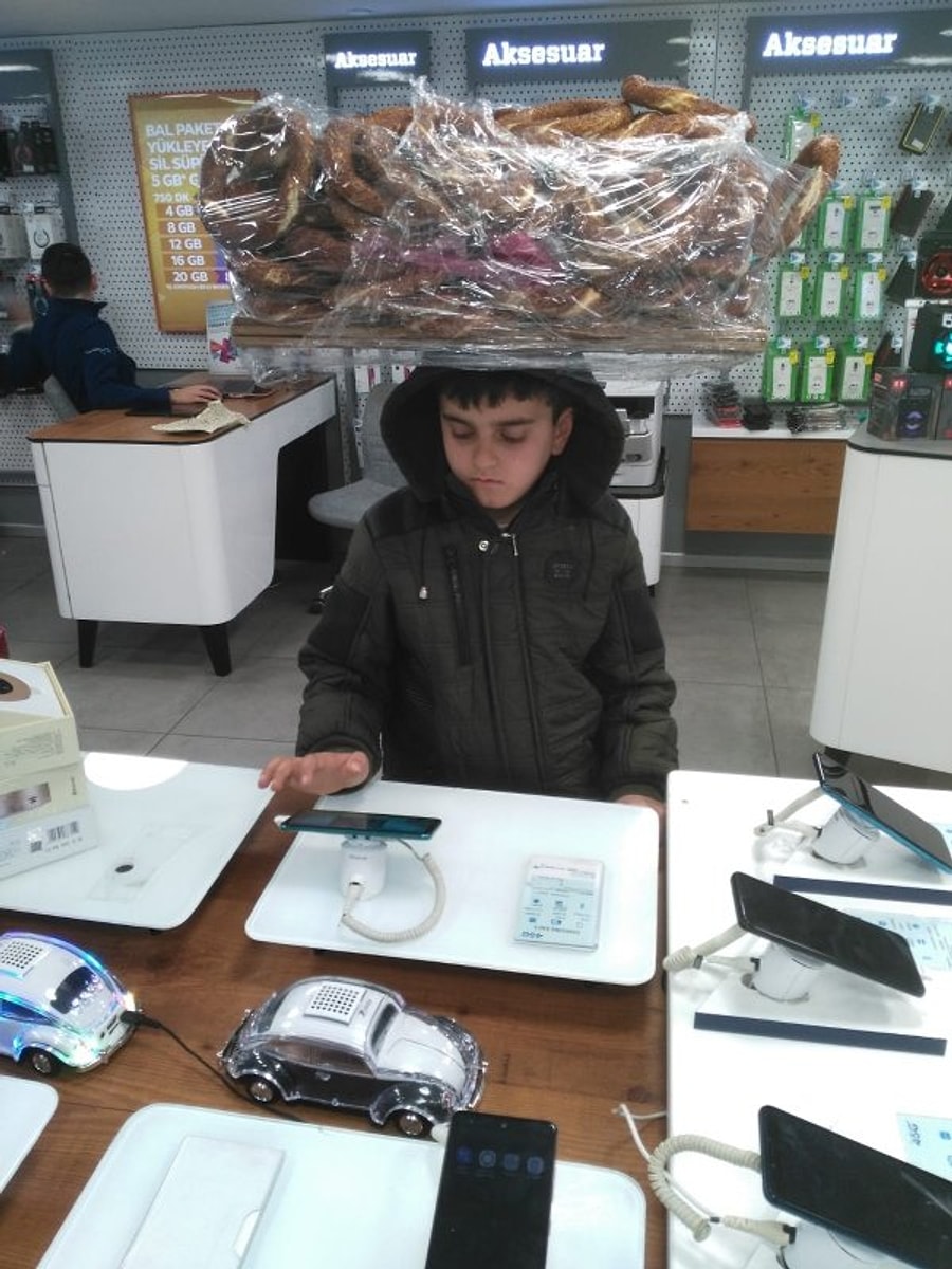 Akranları Karne Almaya Hazırlanırken Başında Simit Tablası ile Teşhir ...