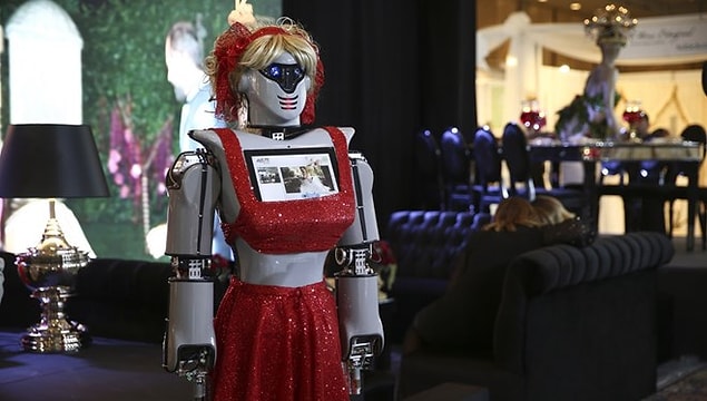 Şimdi de yine Konyalı bilim insanları yeni bir robotla karşımızda. Tarihin hiçbir zaman unutmayacağı Türkiye'nin ilk kına robotlarını ürettiler! Şaka değil vallahi gerçek...