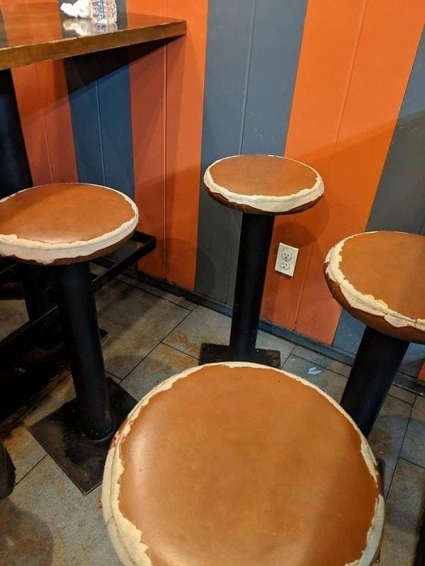 16. Aç gelen müşterileri daha da acıktırmak için tasarlanan 'pancake' tadında bar sandalyeleri.