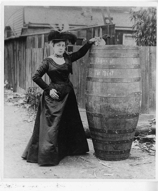 1. Annie Edson, 24 Ekim 1901 tarihinde Niagara Şelalesi'nden bir varilin içinde atlayarak hayatta kalan ilk kişidir.