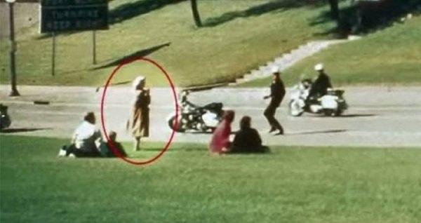 9. Gizemli kadın Babuşka, Kennedy suikastinden sonra, kameralara bu şekilde yakalandı. Bunu kimin çektiği ya da suikastle alakası olup olmadığı hala bilinmiyor fakat birçok insan, onun bir Rus ajanı olduğunu düşünüyor.