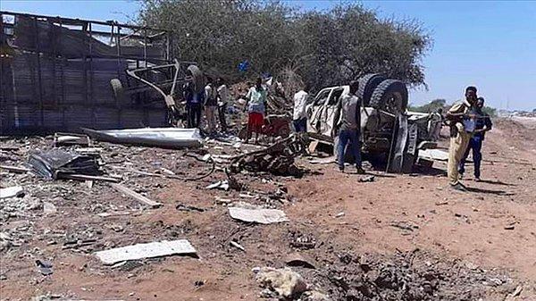 4. Bugün ne yazık ki Somali'den acı bir haber aldık. Düzenlenen bir bombalı saldırıda 15 kişi yaralanırken 6'sı Türk vatandaşı.