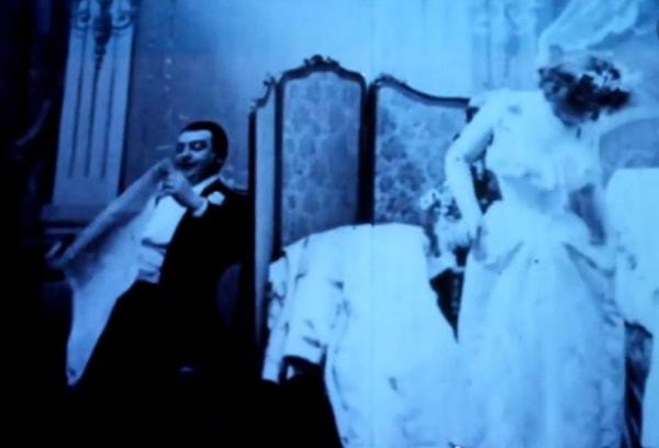 15. Tarihteki ilk porno filmi, Albert Kirchner tarafından 1895 yılında 'Le coucher de la mariée (Gelin için Yatma Zamanı)' adıyla çekilmiştir.
