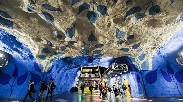 16. Stockholm metrosu sıra dışı tasarımıyla ünlüdür.
