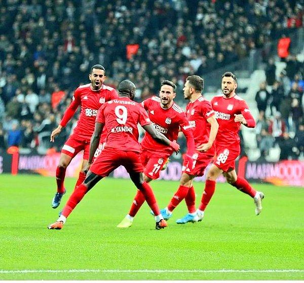 7. dakikada Demir Grup Sivasspor, ceza sahası sol çaprazından serbest vuruş şansı yakalamıştı. Erdoğan Yeşilyurt'un sert şutunda Loris Karius'un hatasıyla top ağlara gitti: 0-1.