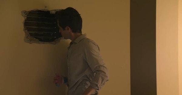 13. Yine 2.sezonda Joe duvarda asılı olan bir tablonun arkasında, aynı kitapta geçtiği gibi, Beck’in eşyalarını delik gibi bir yerde saklıyor.