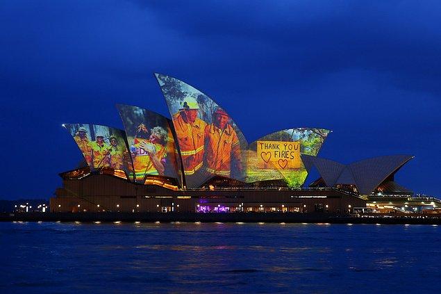 18. Sidney Opera Binası, cesur itfaiyeciler onuruna ışıklandırıldı.