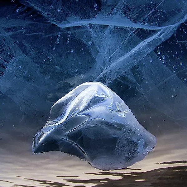 4. Победителем в номинации "Совершенство от природы" стал Алексей Трофимов с работой "Лед Байкала как Космос".