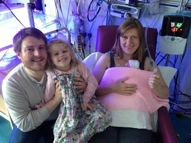 Baba David, anne Sally ve abla Esme'nin küçük Edie'yle ilk fotoğrafı!