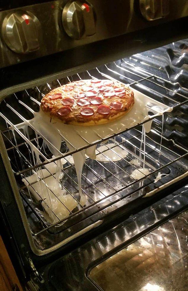 6. Büyük ihtimalle açlıktan kendinden geçerek pizzasını, plastik kesme tahtasıyla beraber fırına veren aç arkadaş: