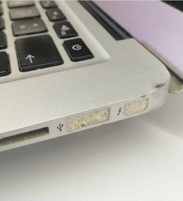 7. Kapağını güzel bir şekilde kapatmadan laptop çantasına koyduğu parmesan peynirinin gazabına uğramış bu zavallı arkadaşımız: