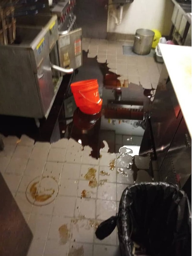 16. Sıcak bir fritöz yağını plastik bir kovaya boşaltmak istemiş bir aşçı:
