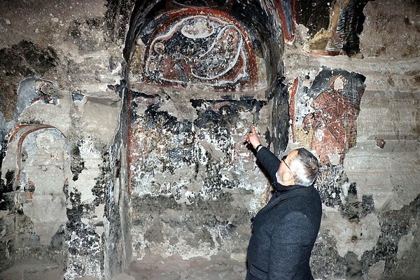 Kilisenin içi yapılan kazılarla kullanılmaz hale gelirken, duvarlarda bulunan fresklerin de tahrip edildiği görüldü.