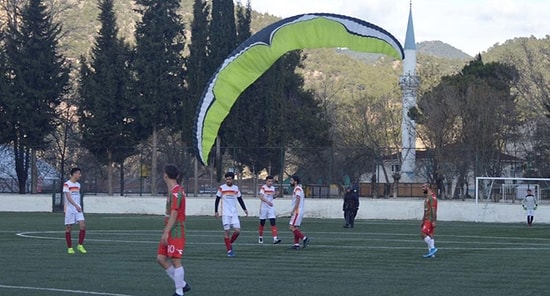 Maç Sırasında Sahaya İnen Paraşütlü Adama Kırmızı Kart!