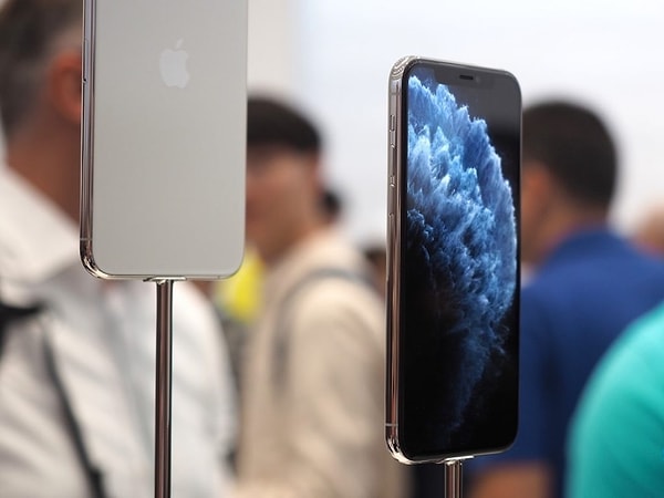 Diğer iddia ise, 2020'de çıkacak iPhone'lar için daha düşük maliyetli ve daha ince tasarıma olanak veren Samsung teknolojisi Y-OCTA üzerinde çalışıldığı.