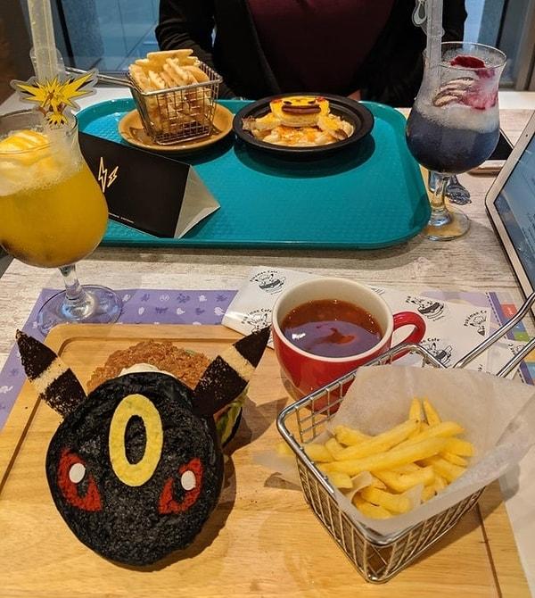 2. Pokemon karakterleri şeklindeki yemekleri, servis eden Pokemon Cafe.
