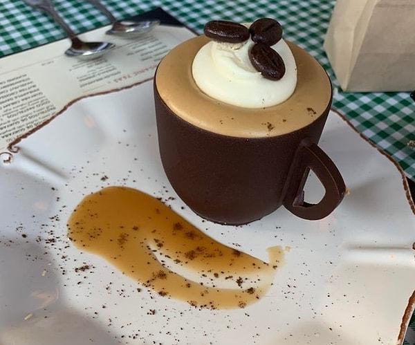4. Bu kahve dolu kupa, aslında çikolatadan yapılmış bir tatlı.