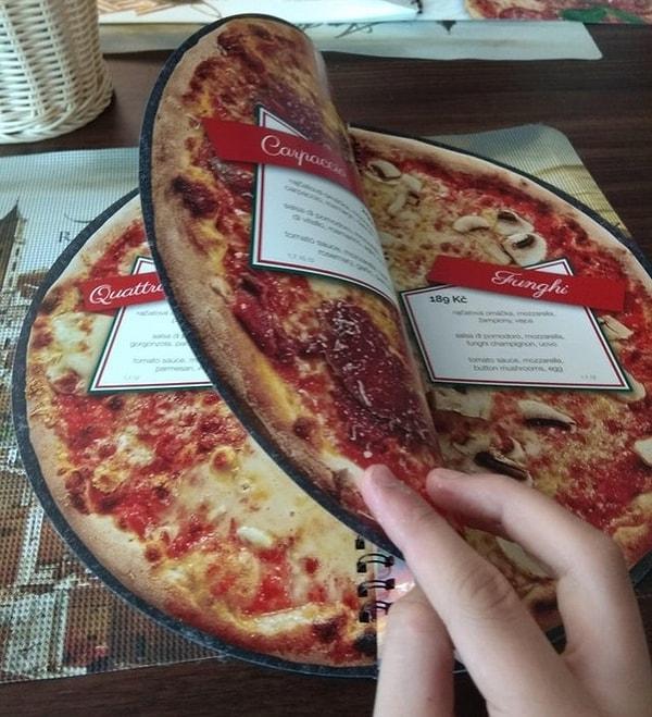8. İtalya'da bulunan bir pizzacı, menüsünün sayfalarına her pizzanın fotoğraflarını bastırmış.