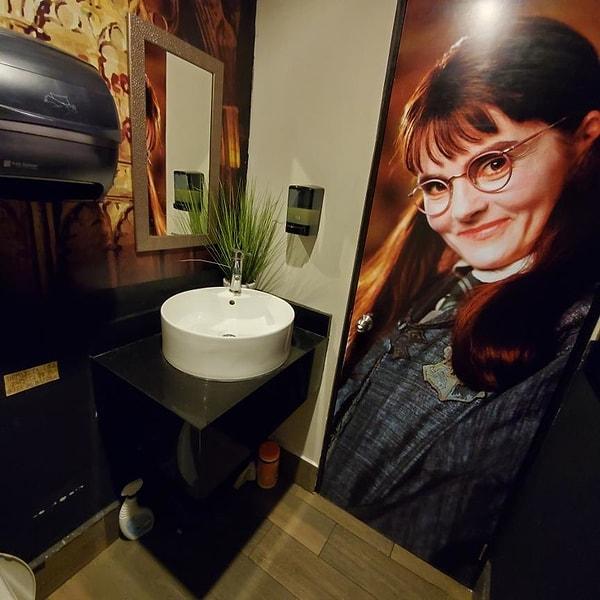 11. Harry Potter konseptli bir kafe tuvaleti.
