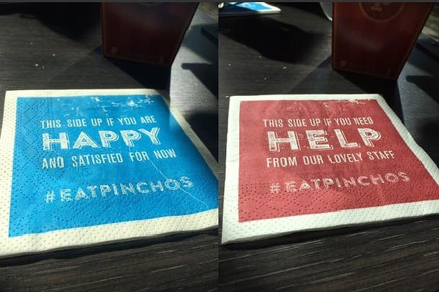 13. Bir restoran peçetelerin 2 tarafına farklı baskılar yaptırarak, eğer her şeyden memnunsanız mavi tarafı ya da bir yardıma ihtiyacınız varsa kırmızı tarafı çevirmeniz gerektiğini söylüyorlar.