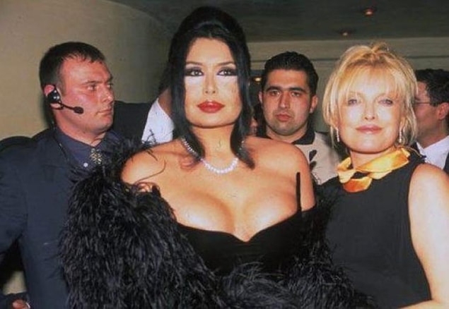 13. Ne güzel bir arkadaşlıktı ki onlarınkisi. 2013 yılında Erdoğan'ın iftar davetinde Süperstar Diva'ya selam vermedi ve Diva ona; 'ucube, hödük' gibi laflar etti. Ajda ise: ''Çok ayıp etti. Biz onunla abi-kardeş gibiydik'' dedi.