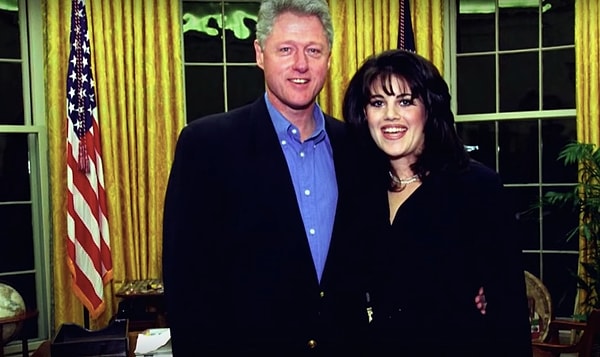 Monica, bütçe çalışmaları sırasında uzun mesailer geçiriyordu sarayda. Bu çalışmalar Beyaz Saray'ın Genel Sekreterinin ofisinde oluyordu. Şu işe bakın ki, Bill Clinton da bu ofise sık sık gelir olmuştu makamından ayrılıp.