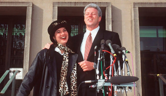 Bill Clinton sürekli olarak Monica Lewinsky'i "özel dosyaları" getirmesi için makamına çağırıyor ve önceki örnekler gibi şeyler yaşanıyor. Tabii puro da unutulmuyor bu arada...