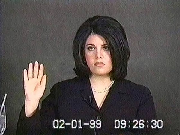 5 Nisan 1996'da Lewinsky Beyaz Saray'dan gizlice kovuluyor. Monica bu haber karşısında yıkılıyor, adeta yetkililere yalvarıyor. Hatta parasız çalışmayı bile teklif ediyor.