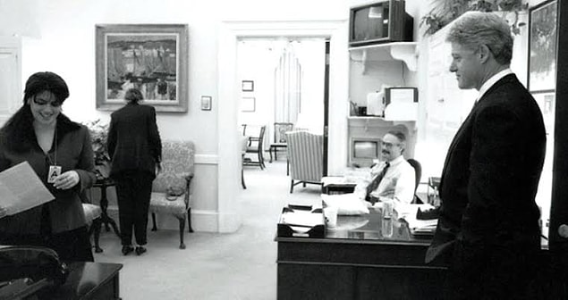 1995 yılında stajyer olarak Beyaz Saray'da işe başladı Monica Lewinsky. Rus göçmeni, varlıklı bir ailenin ekonomist kızıydı. Ve stajının henüz birinci ayında Clinton'a ulaşmayı, hatta Başkan'la flörtleşmeyi başarabilmişti.