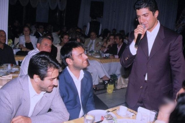 15. Şimdi bu üçlüye iyi bakın. Mahsun Kırmızıgül, Özcan Deniz ve Alşan'ın 90'lı yılların ortasında aralarından su sızmıyordu. Her davete üçü birlikte katılıyordu. Sonra ipler koptu. Şimdi hepsi birbirleriyle küs.