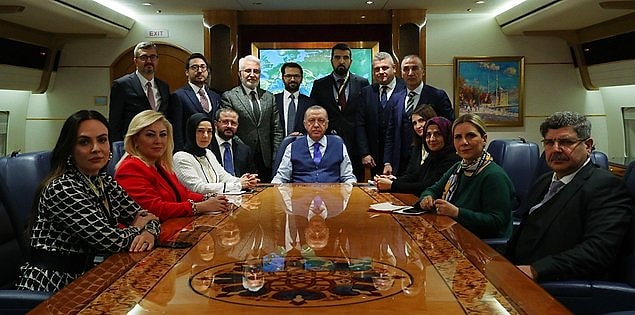 3. Hürriyet gazetesi Genel Yayın Yönetmeni Ahmet Hakan'ın, Cumhurbaşkanı Erdoğan'ın uçağında verdiği poz sosyal medyanın en çok konuşulan konuları arasında yerini aldı.