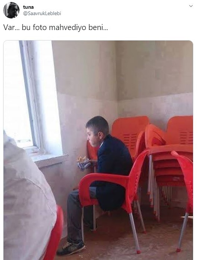 8. Tek başına tost yiyen çocuk, gel sarılalım.