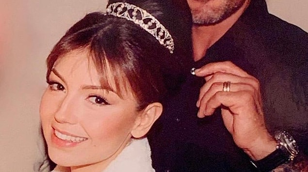 Kendini, kim olduğunu unutup dilencilik falan yapıyor. Sonra o şekilde keşfedilip ülkenin bir numaralı pop starı oluveriyor.