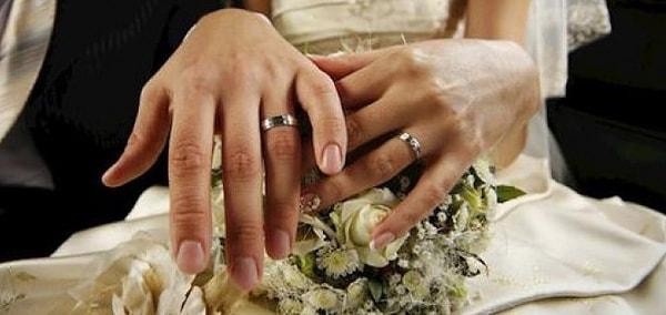 Birinin evli veya nişanlı olduğunu genellikle parmağındaki yüzükten anlıyoruz. Çiftler arasındaki bağı temsil eden en büyük gösterge bu yüzükler. Peki tüm dünyaya nasıl yayıldı dersiniz?