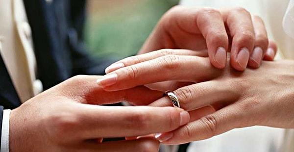 Bir de evlilik yüzüğünü mutlaka sol elin parmağına takma durumu var. Bunun nedeni ise kalbe giden bir damarın bu parmaktan geçtiğine inanılması. Bu damara 'vena amoris' deniyor. Yani aşk damarı!