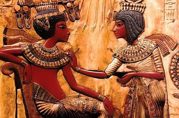 İlk evlilik yüzüklerine ise Eski Mısır'da rastlanmış. O zamanlar sadece kadınlar takıyormuş yüzüğü. Hatta erkeklerin de takmaya başlaması II. Dünya Savaşı zamanlarına tekabül ediyor.