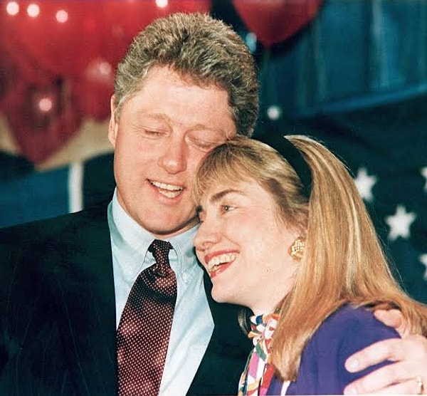 Bill Clinton'ın eşi Hillary Clinton'ın bu skandaldan sonra tepkisi ise duygusal değil, stratejik oldu. Üstelik eşi, sevgilisine "Hillary yatakta çok soğuk" demesi bile duyulmuşken...  Konuyla ilgili hiçbir zaman konuşmadı ama eşine olan desteğini de kameralar karşısında gösterdi.