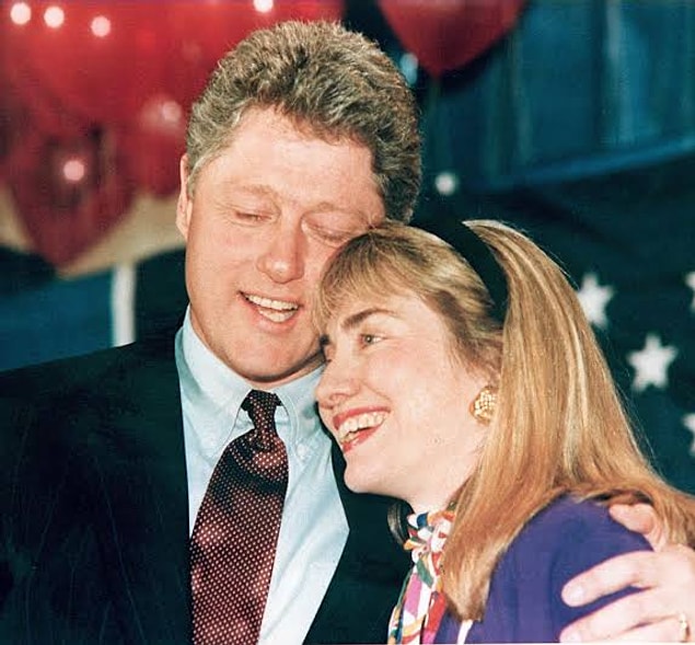 Bill Clinton'ın eşi Hillary Clinton'ın bu skandaldan sonra tepkisi ise duygusal değil, stratejik oldu. Üstelik eşi, sevgilisine "Hillary yatakta çok soğuk" demesi bile duyulmuşken... Konuyla ilgili hiçbir zaman konuşmadı ama eşine olan desteğini de kameralar karşısında gösterdi.