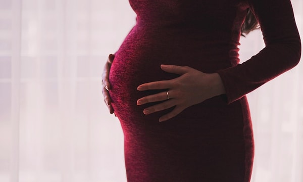 8. Hamilelik sürecinde hassaslaşan koku alma duyusu; vücudun, bebek için zararlı olduğunu düşündüğü şeylere göre değişir.