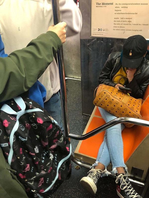 1. Metro zaten tıklım tıklımken böyle oturan insanlar...