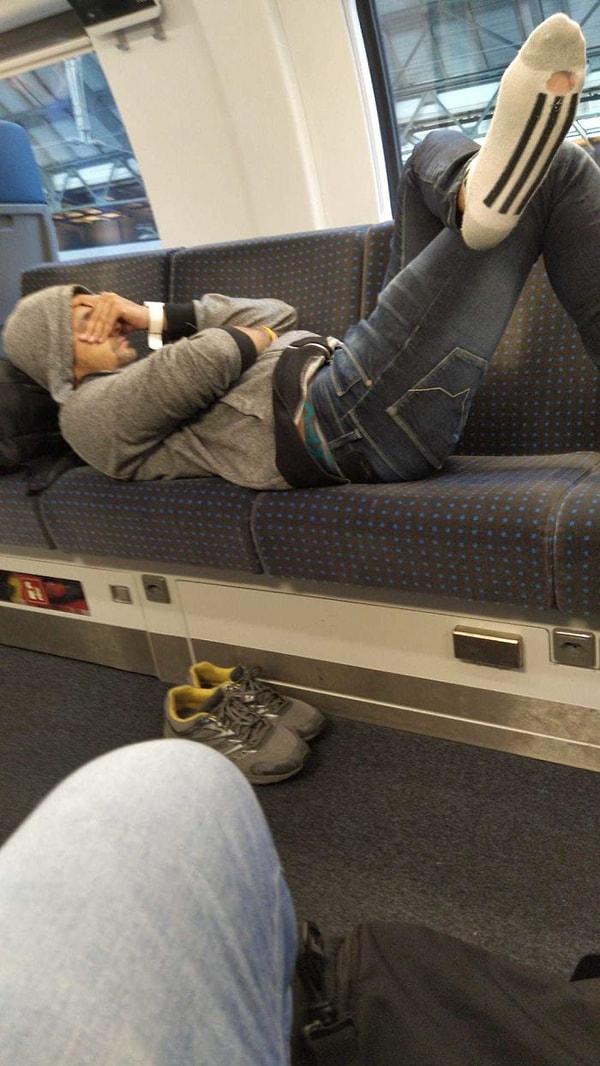 5. Metrodaki diğer tüm insanlar ona başkalarına da yer vermesini söylemiş ama beyefendi hareket edemeyecek kadar yorgunmuş...