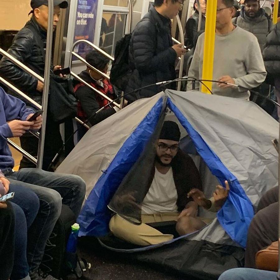 Ситуация в общественном транспорте. Люди в метро. Люди в общественном транспорте. Человек сидит в метро. Смешные люди в метро.