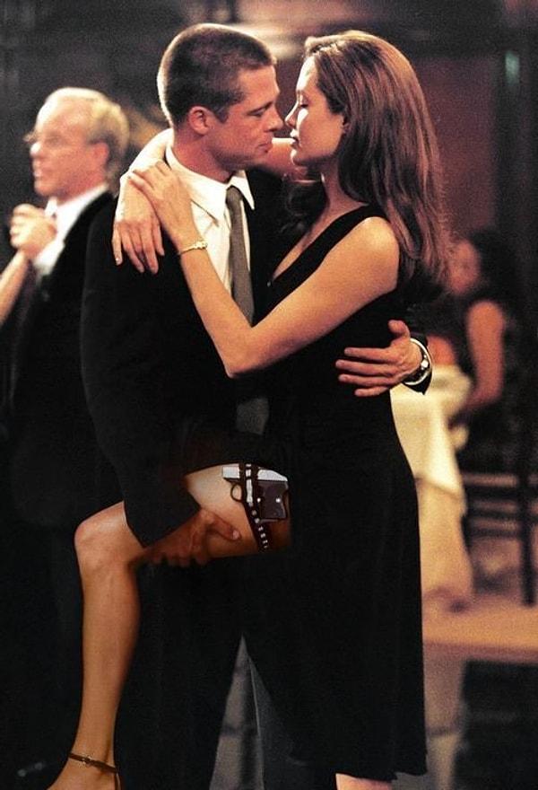10. Ve Angelina Jolie sahnede... Tarihler 2004 yılının bahar ayını gösterirken, bu aşk üçgeninin temeli de atılmaya başlanıyor... Brad Pitt ile Angelina Jolie, Mr. and Mrs. Smith filmi sayesinde tanışıyor ve aralarında yaşanacak o fırtınalı aşkın ilk kıvılcımları etrafa saçılmaya başlıyor...