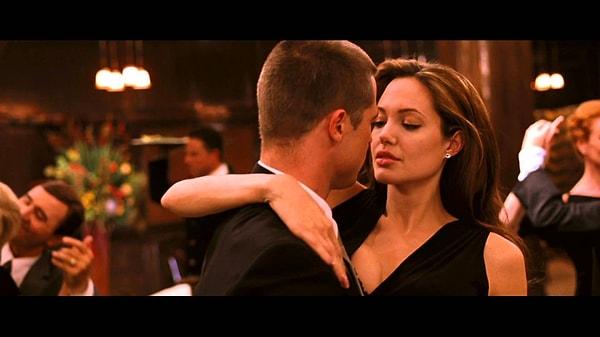 11. Brad Pitt Jennifer Aniston ile evli olmasına rağmen Angelina Jolie ile aralarındaki bu rol arkadaşı ilişkisi gitgide ilerliyor... Jennifer'ımızın hiçbir şeyden haberi yok tabii... Çift 2005 yılına geldiğimizde ayrılacaklarını duyuruyor ancak tabii kimse bu ayrılığa bir anlam veremiyor. Çift medeni bir şekilde yollarını ayırdıklarını, arkadaş kalacaklarını söylese de medyada dedikodular dönmeye başlıyor...