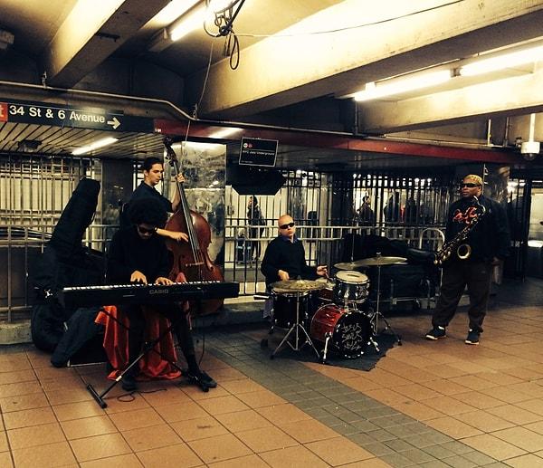 Metrolarda müzik yapabilmek için seçmelere katılmanız gerekmektedir.