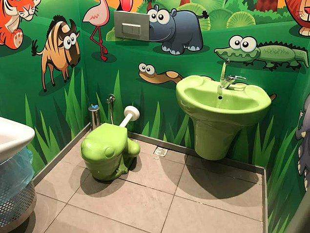 15. Yine çocuklar için tasarlanan çizgi filmlerden fırlamış bir tuvalet tasarımı 😍