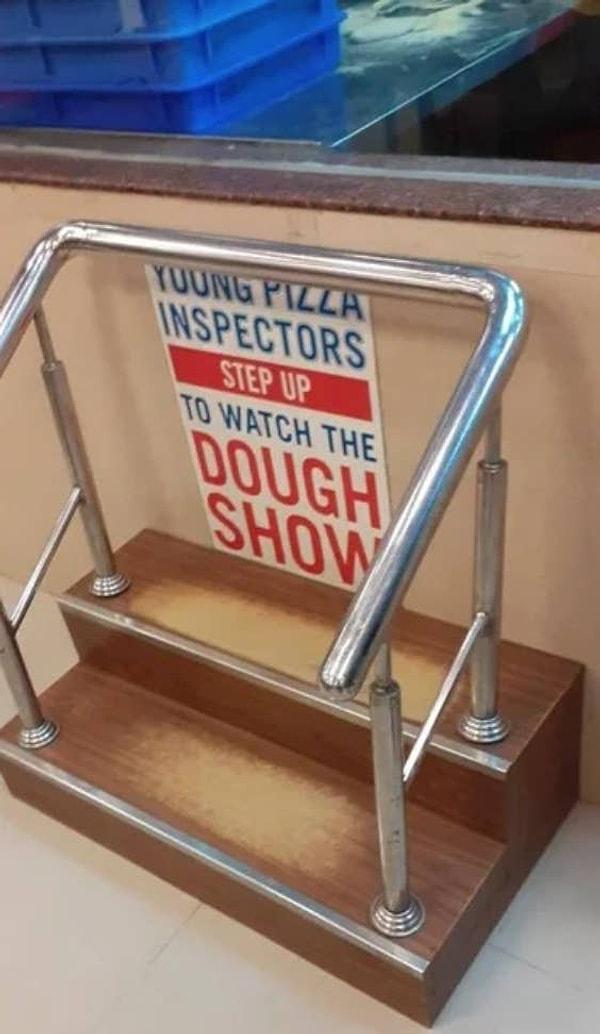 18. Bu pizzacıda ise çocuklar pizzaları yapılırken izleyebilsinler diye küçük bir merdiven koyulmuş