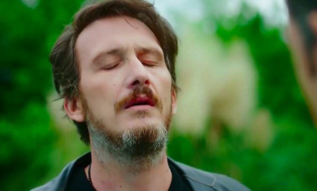 6. "Elindeki köpük yemek kabıyla ses çıkararak ortalıkta dolanan insanlar..."