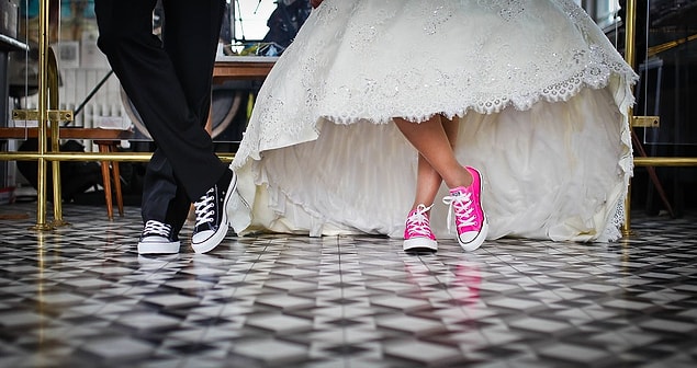 5. Converse modası asla bitmiyor. Hem gelinlerin hem de damatların hayatını kurtarıyor.